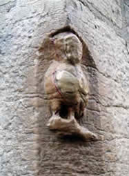 Houtgesneden uil in de kerk van Dijon