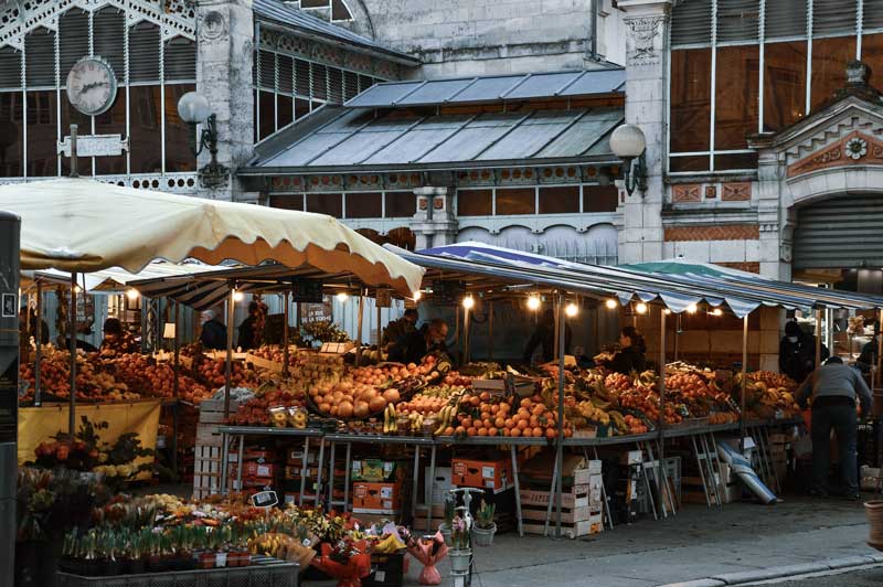 Markt en markthal van La Rochelle in Frankrijk
