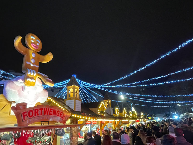 Gezelligheid op kerstmarkt Lille in Noord-Frankrijk