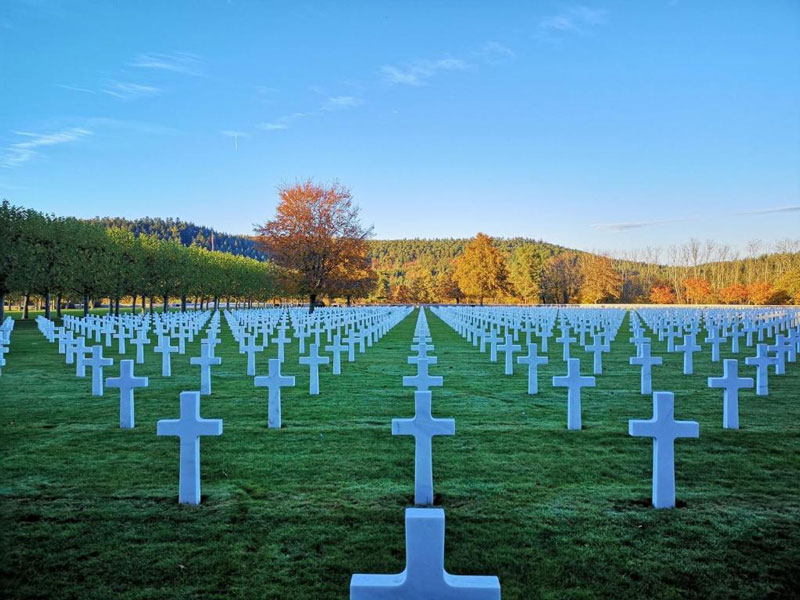 Amerikaanse begraafplaats in Frankrijk bezoeken tijdens een autorondreis langs monumenten uit de Tweede Wereldoorlog.