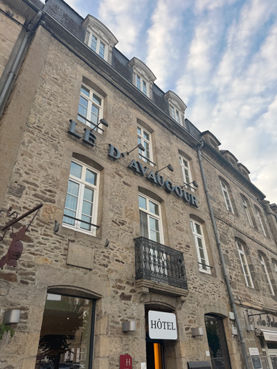 dinan-met-kinderen-slaapkamer1 Hotelkamer in Côtes-d'Armor
