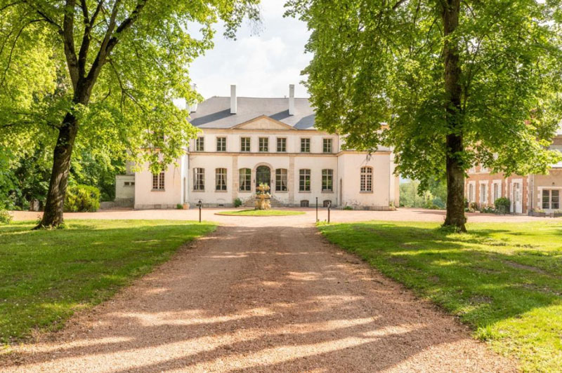 Château de Charmeil met tuin en binnenzwembad