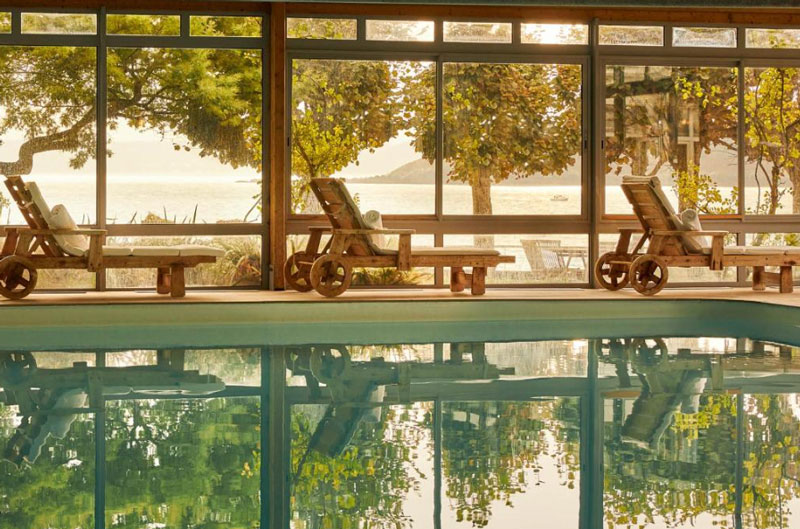 Le Grand Hotel des Bains met uitzicht over de baai van Locquirec