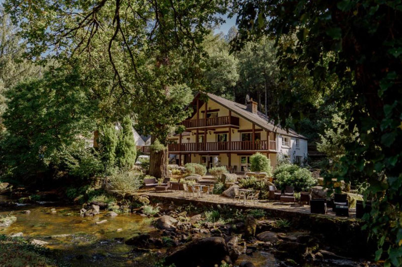 Auberge de Pont Calleck tussen bossen en de Scorff-rivier