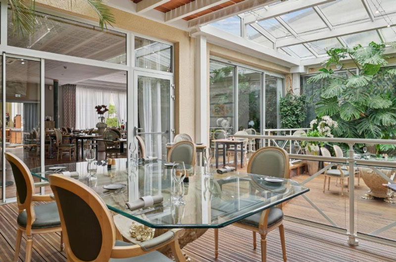 Hostellerie du Mont Aime met zwembad tussen de wijnvelden van de Marne