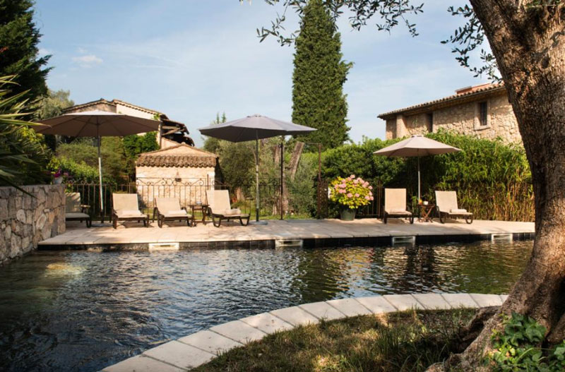 Hôtel du Clos in Le Rouret met tuin en zwembad