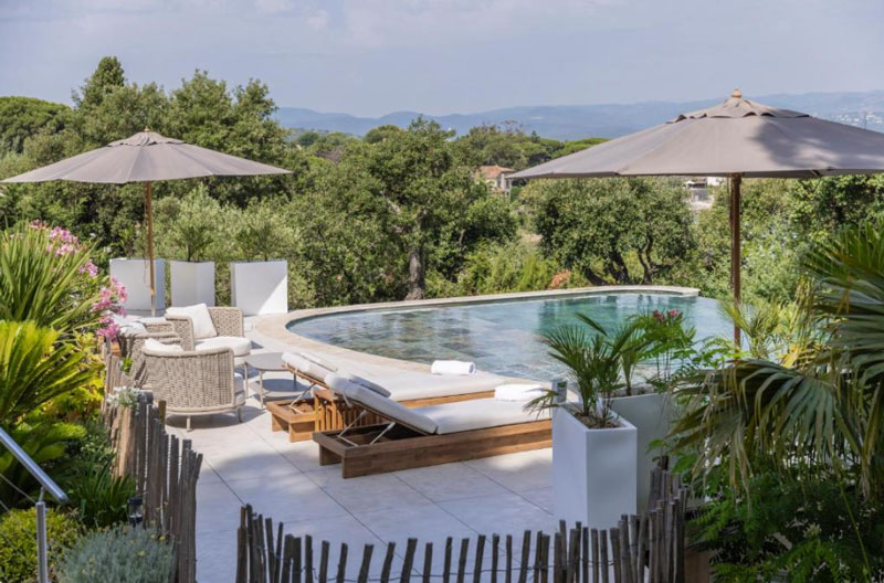 Tinah Saint-Tropez met zwembad en uitzicht op de baai
