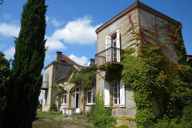 Chambres d'Hôtes Le Loubet met tuin en ligstoelen