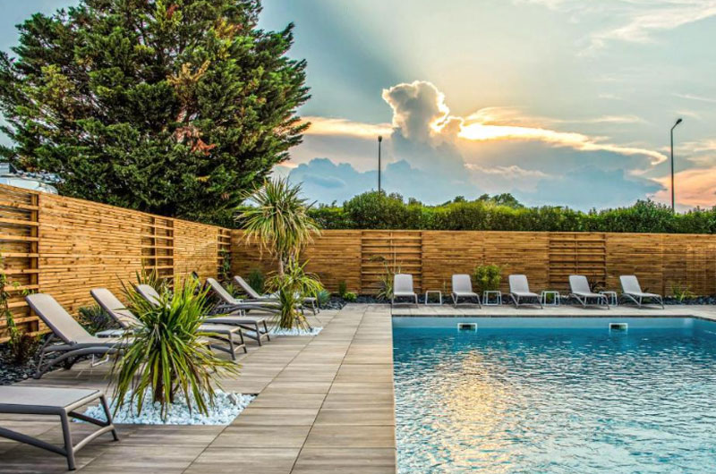 Hotel L'Initial bij Toulouse met zwembad en tuin