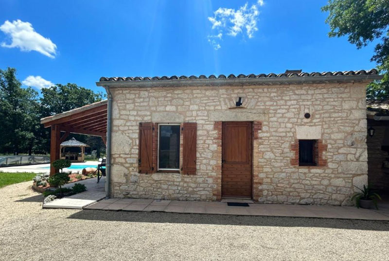 La petite maison dans le Quercy met tuin in het groen
