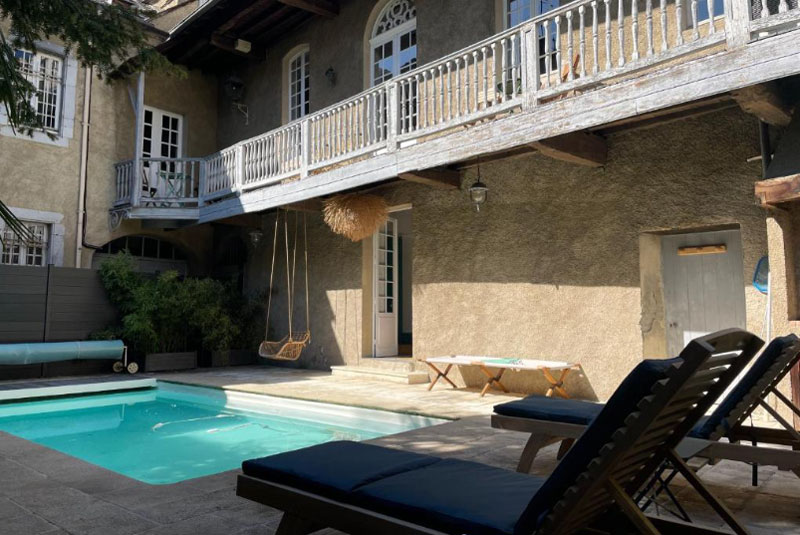 La Maison aux murs anciens met zwembad en tuin in Tarbes