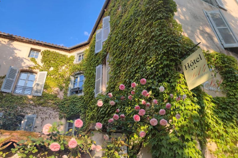 Hotel Le Quatorze aan een plein in Figeac