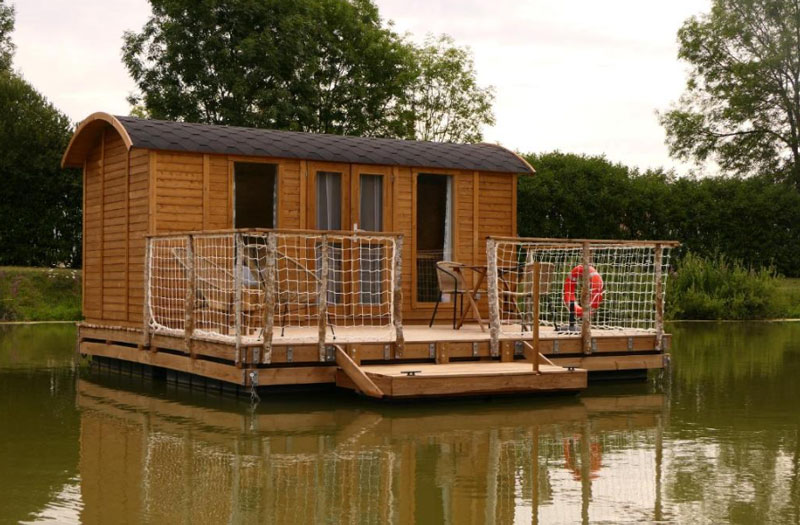 Les Cabanes Flottantes in Givrauval, drijvende hutten op het water in Meuse