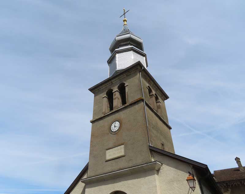 De bijzondere kerktoren in Yvoire