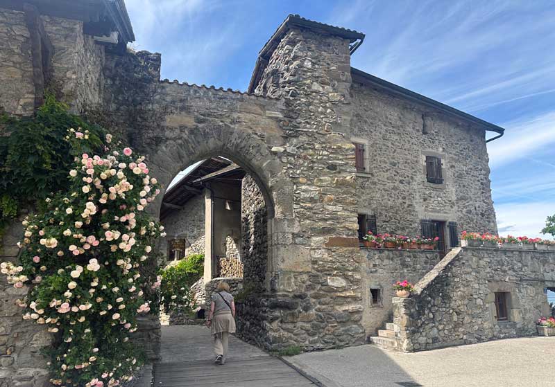 Porte de Rovorée in Yvoire, een van de stadspoorten.