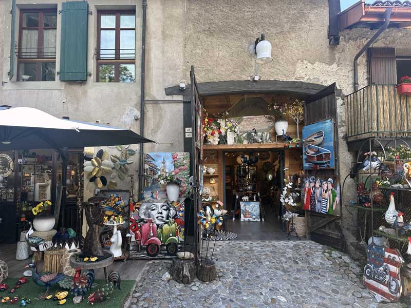 Leuke winkeltjes in Yvoire in Frankrijk aan het Meer van Genève