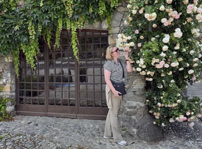 Yvoire staat bekend om de vele bloemen. Hier sta ik als een soort model te ruiken aan de rozen...