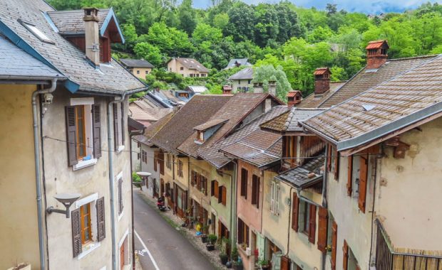 Een blik vanaf hoogte op Alby-sur-Chéran. Een leuke plaats om te bezoeken in de Haute-Savoie.