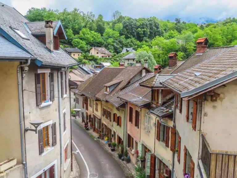 Een blik vanaf hoogte op Alby-sur-Chéran. Een leuke plaats om te bezoeken in de Haute-Savoie.