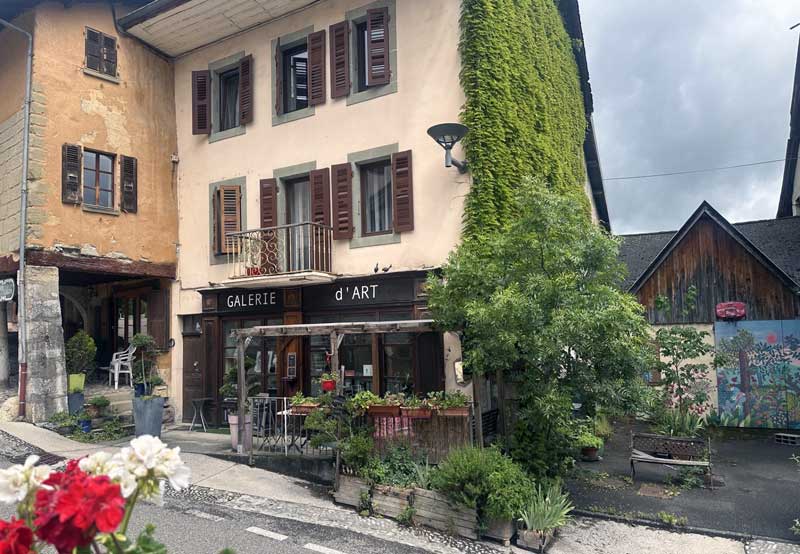 Galerie in Alby-sur-Chéran, een pittoresk Middeleeuws plaatsje in Haute-Savoie