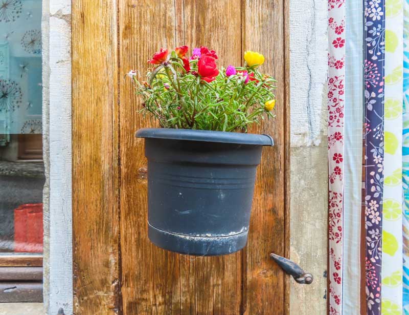 Dit soort details, bloempot en versierde pijpen, maken van Alby-sur-Chéran een leuk, authentiek, middeleeuws dorp in de Haute-Savoie