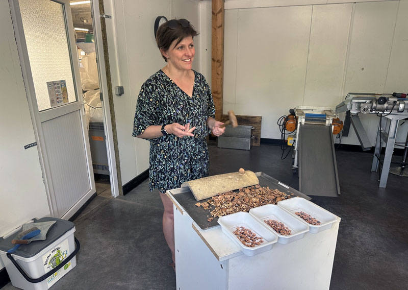 Dorothée vertelt over walnoten tijdens de rondleiding op de walnotenboerderij