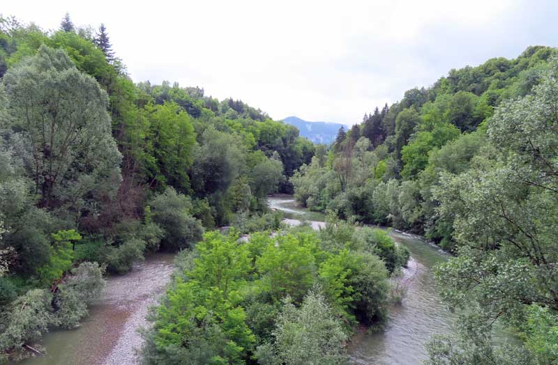 De rivier Cheran in Alby-sur-Cheran, uitzicht vanaf de oude brug